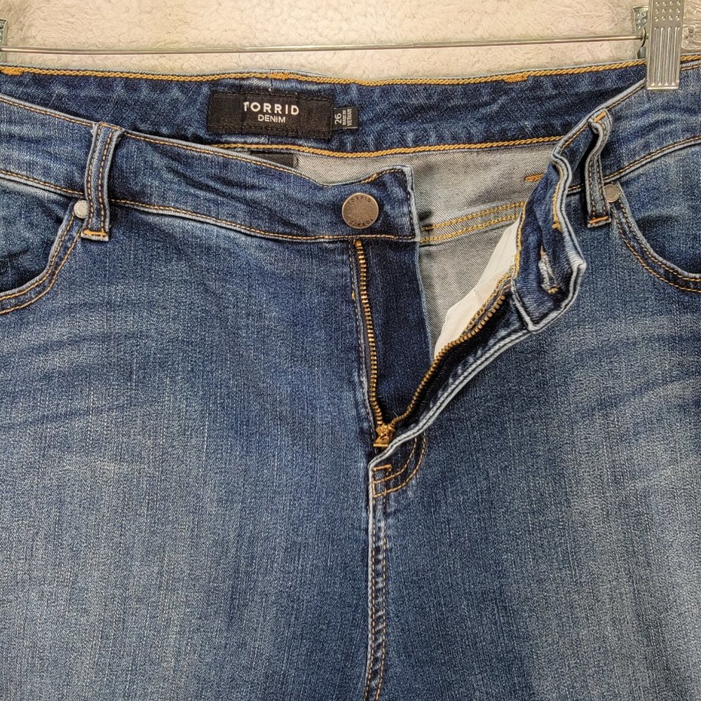 Torrid Plus Size Dark Blue Denim Stretch Mid Rise Cropped Straight Jeans - Picture 4 of 15
